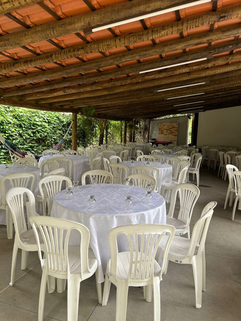 mesas, cadeiras e forro de mesa